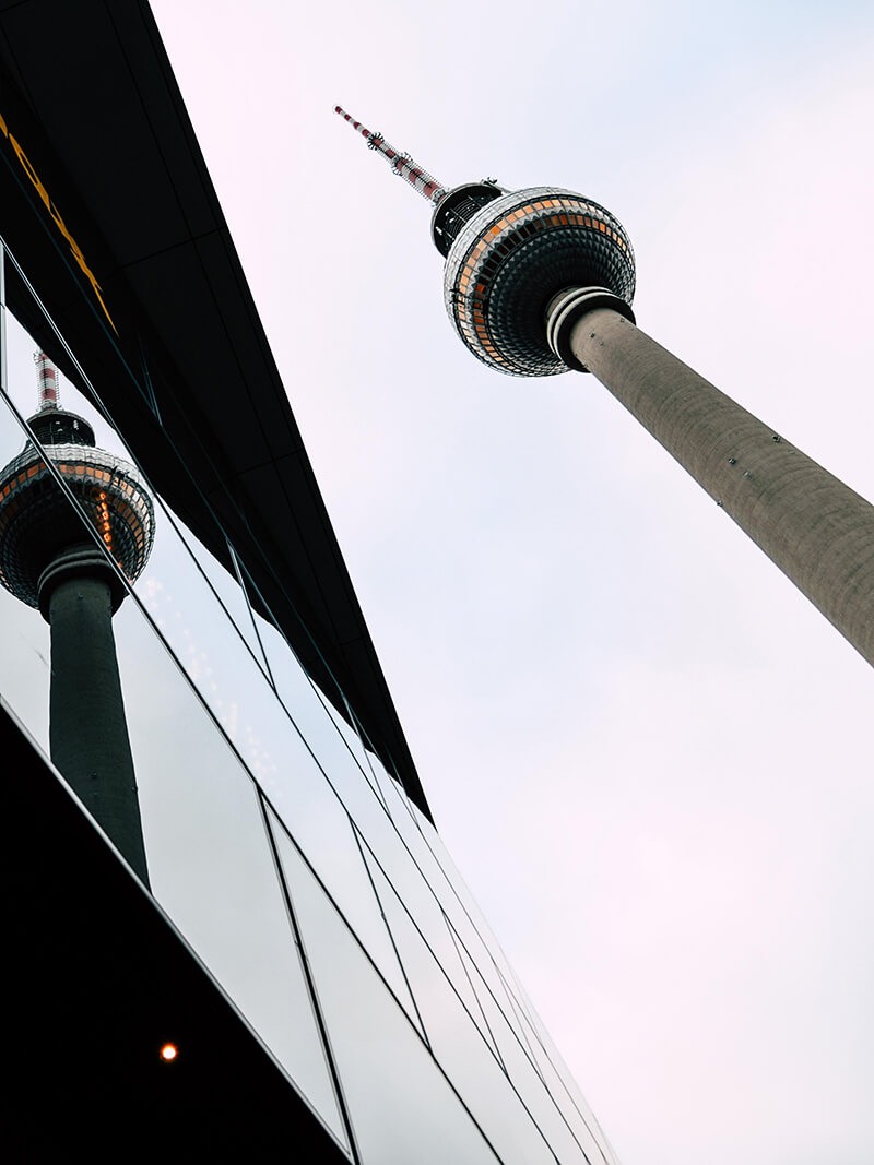 Der Berliner Fernsehturm in der Nähe eines der Büros von Turnkey Consulting DACH